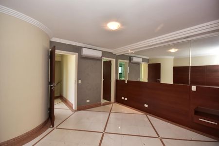 Apartamento à venda com 330m², 4 quartos e 5 vagasSuíte 1 da Cobertura