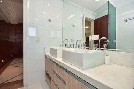 Apartamento à venda com 330m², 4 quartos e 5 vagasBanheiro Suíte  da Cobertura