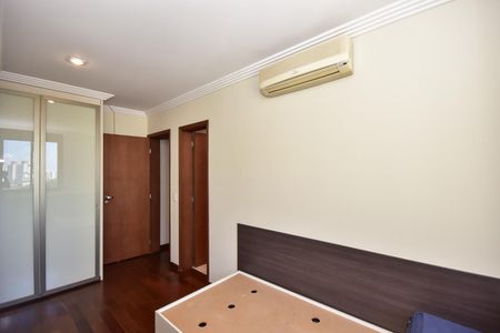 Apartamento à venda com 330m², 4 quartos e 5 vagasSuíte 2