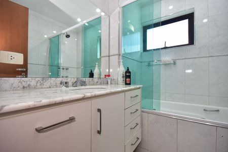 Apartamento à venda com 330m², 4 quartos e 5 vagasBanheiro da Suíte  3