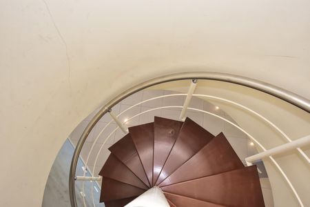 Apartamento à venda com 330m², 4 quartos e 5 vagasEscada