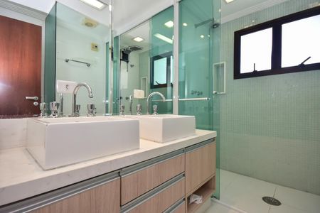 Apartamento à venda com 330m², 4 quartos e 5 vagasBanheiro Suíte  da Cobertura