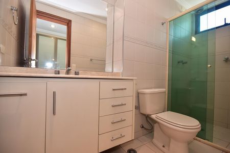 Apartamento à venda com 330m², 4 quartos e 5 vagasBanheiro Suíte 2