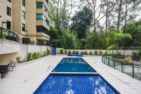 Apartamento à venda com 330m², 4 quartos e 5 vagas Apartamento à venda com 330m², 4 quartos e 5 vagasPiscina