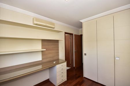 Apartamento à venda com 330m², 4 quartos e 5 vagasSuíte 2