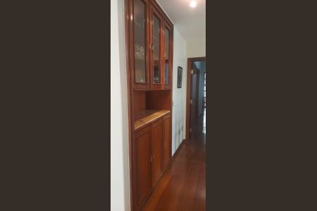 Casa à venda com 343m², 5 quartos e 5 vagas Casa à venda com 343m², 5 quartos e 5 vagasCorredor