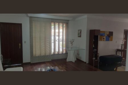 Casa à venda com 343m², 5 quartos e 5 vagas Casa à venda com 343m², 5 quartos e 5 vagassala