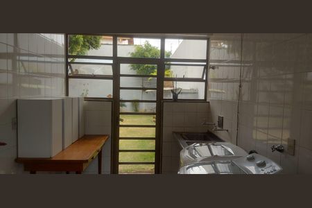 Casa à venda com 343m², 5 quartos e 5 vagas Casa à venda com 343m², 5 quartos e 5 vagasÁrea de Serviço