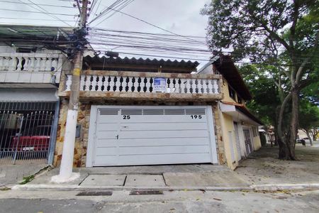 Casa à venda com 198m², 4 quartos e 2 vagas Casa à venda com 198m², 4 quartos e 2 vagasFachada