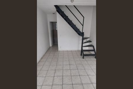 Casa para alugar com 60m², 2 quartos e 2 vagasSala