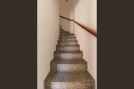 Casa à venda com 100m², 3 quartos e 2 vagas Casa à venda com 100m², 3 quartos e 2 vagasEscada