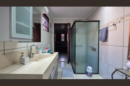 Casa à venda com 240m², 3 quartos e 2 vagasBanheiro da suíte