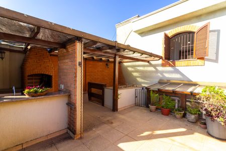 Casa à venda com 144m², 3 quartos e 2 vagas Casa à venda com 144m², 3 quartos e 2 vagasTerraço