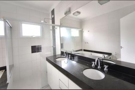 Casa de condomínio para alugar com 312m², 3 quartos e 2 vagasBanheiro da Suíte 3