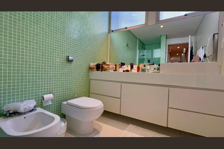 Apartamento à venda com 226m², 3 quartos e 2 vagas Apartamento à venda com 226m², 3 quartos e 2 vagasBanheiro da Suíte