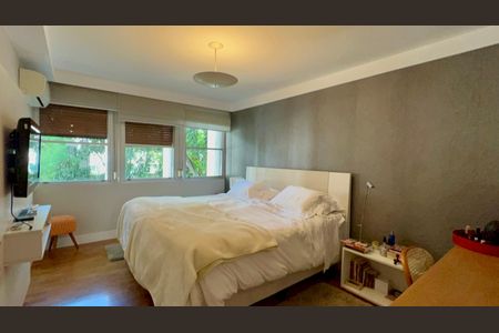 Apartamento à venda com 226m², 3 quartos e 2 vagas Apartamento à venda com 226m², 3 quartos e 2 vagasSuite