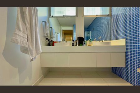 Apartamento à venda com 226m², 3 quartos e 2 vagas Apartamento à venda com 226m², 3 quartos e 2 vagasBanheiro