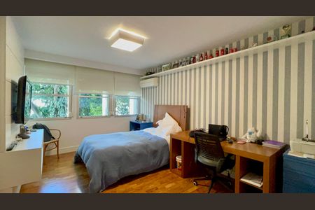 Apartamento à venda com 226m², 3 quartos e 2 vagas Apartamento à venda com 226m², 3 quartos e 2 vagasQuarto 1