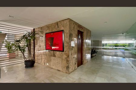 Apartamento à venda com 226m², 3 quartos e 2 vagas Apartamento à venda com 226m², 3 quartos e 2 vagasHall de entrada