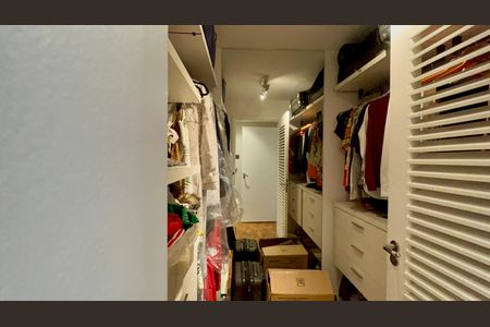 Apartamento à venda com 226m², 3 quartos e 2 vagas Apartamento à venda com 226m², 3 quartos e 2 vagasCloset do quarto 2