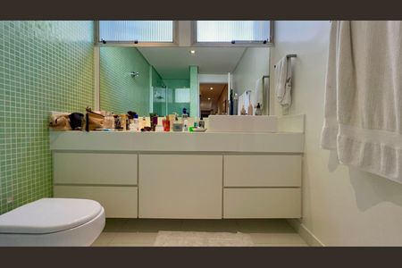 Apartamento à venda com 226m², 3 quartos e 2 vagas Apartamento à venda com 226m², 3 quartos e 2 vagasBanheiro da Suíte