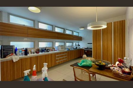 Apartamento à venda com 226m², 3 quartos e 2 vagas Apartamento à venda com 226m², 3 quartos e 2 vagasCozinha