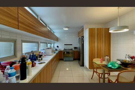 Apartamento à venda com 226m², 3 quartos e 2 vagas Apartamento à venda com 226m², 3 quartos e 2 vagasCozinha