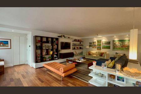 Apartamento à venda com 226m², 3 quartos e 2 vagas Apartamento à venda com 226m², 3 quartos e 2 vagasSala