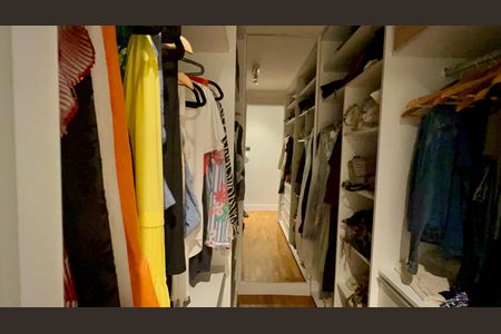 Apartamento à venda com 226m², 3 quartos e 2 vagas Apartamento à venda com 226m², 3 quartos e 2 vagasCloset da suíte