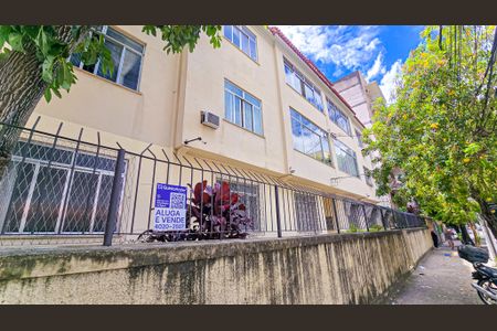 Apartamento à venda com 100m², 2 quartos e sem vagaFachada do Prédio com placa