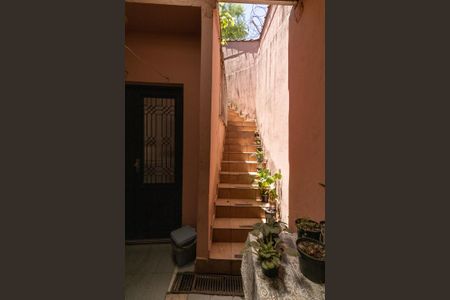 Casa à venda com 115m², 3 quartos e 2 vagasEscada