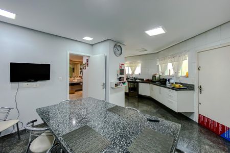 Casa à venda com 500m², 5 quartos e 8 vagas Casa à venda com 500m², 5 quartos e 8 vagasCozinha