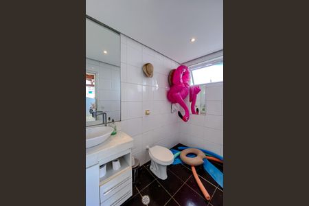 Casa à venda com 500m², 5 quartos e 8 vagas Casa à venda com 500m², 5 quartos e 8 vagasBanheiro da Área externa