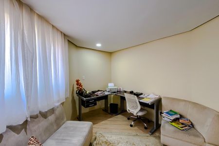 Casa à venda com 500m², 5 quartos e 8 vagas Casa à venda com 500m², 5 quartos e 8 vagasEscritório