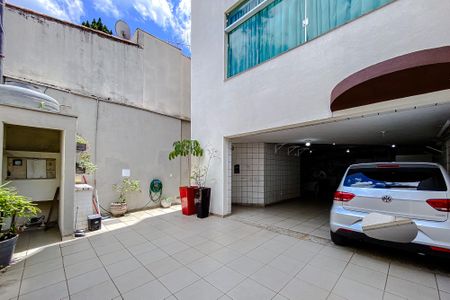 Casa à venda com 500m², 5 quartos e 8 vagas Casa à venda com 500m², 5 quartos e 8 vagasGaragem