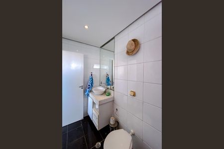 Casa à venda com 500m², 5 quartos e 8 vagas Casa à venda com 500m², 5 quartos e 8 vagasBanheiro da Área externa