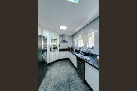 Casa à venda com 500m², 5 quartos e 8 vagas Casa à venda com 500m², 5 quartos e 8 vagasCozinha