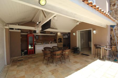 Casa de condomínio à venda com 260m², 4 quartos e 2 vagasQuintal