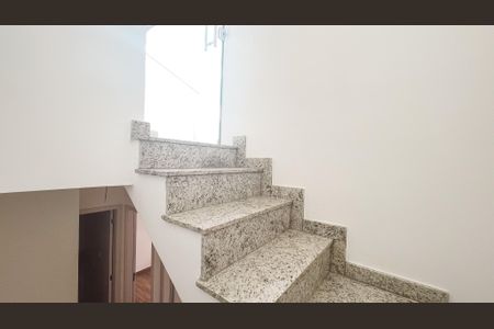 Casa à venda com 192m², 3 quartos e 2 vagasEscada Terraço