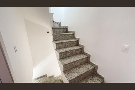 Casa à venda com 192m², 3 quartos e 2 vagasEscada Quartos