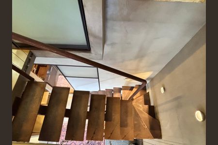 Apartamento à venda com 45m², 1 quarto e 1 vagaEscada