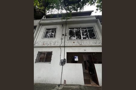 Casa à venda com 300m², 3 quartos e sem vaga Casa à venda com 300m², 3 quartos e sem vagaFachada