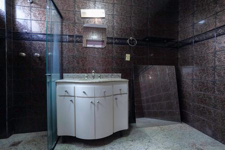 Apartamento à venda com 240m², 4 quartos e 4 vagasBanheiro da suíte 1