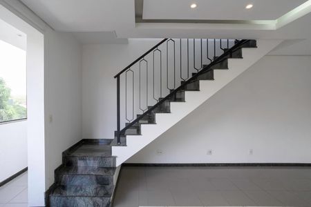 Apartamento à venda com 240m², 4 quartos e 4 vagasEscada