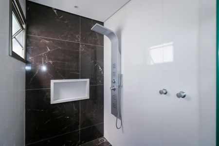 Casa de condomínio à venda com 800m², 5 quartos e 10 vagas Casa de condomínio à venda com 800m², 5 quartos e 10 vagasBanheiro da Suíte 5