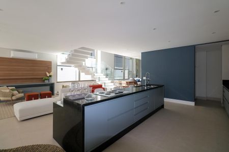 Casa de condomínio à venda com 800m², 5 quartos e 10 vagas Casa de condomínio à venda com 800m², 5 quartos e 10 vagasCozinha e Sala