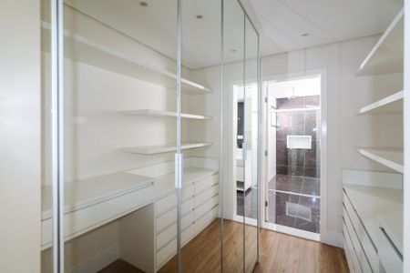 Casa de condomínio à venda com 800m², 5 quartos e 10 vagas Casa de condomínio à venda com 800m², 5 quartos e 10 vagasCloset da Suíte 5