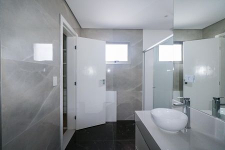 Casa de condomínio à venda com 800m², 5 quartos e 10 vagas Casa de condomínio à venda com 800m², 5 quartos e 10 vagasBanheiro da Suíte 5