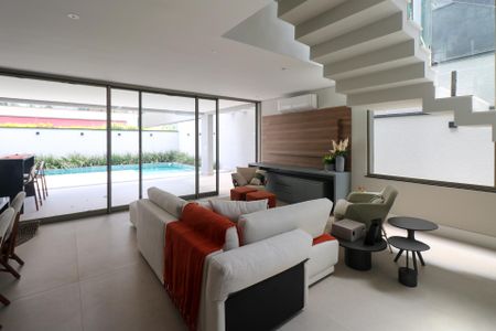 Casa de condomínio à venda com 800m², 5 quartos e 10 vagas Casa de condomínio à venda com 800m², 5 quartos e 10 vagasCozinha e Sala