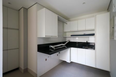 Casa de condomínio à venda com 800m², 5 quartos e 10 vagas Casa de condomínio à venda com 800m², 5 quartos e 10 vagasÁrea de Serviço